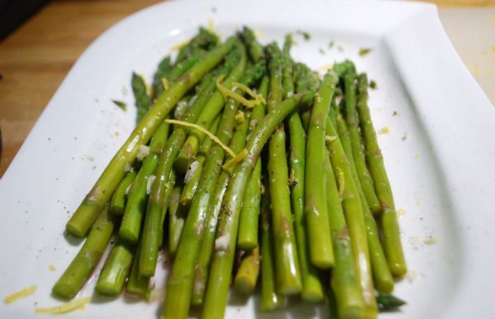 Reteta: Sparanghel la cuptor cu sos si branza