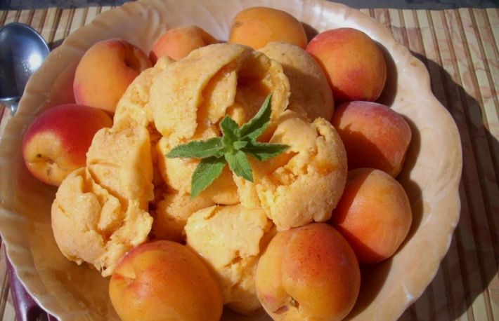  Reteta: Inghetata de caise cu crema de ou