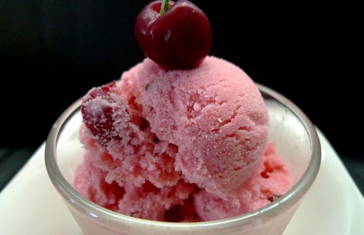  Reteta estivala: Inghetata de visine