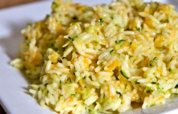  Reteta: Pilaf de dovlecei cu sos de rosii