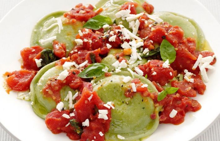   Reteta: Ravioli cu sos de rosii