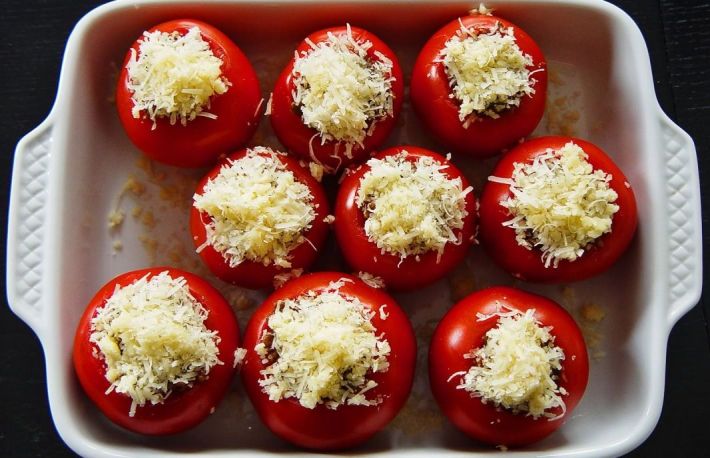 Reteta: Rosii umplute cu sufleu de branza