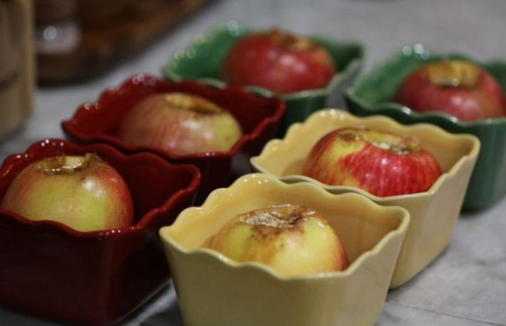 Reteta: Mere coapte pe canapea