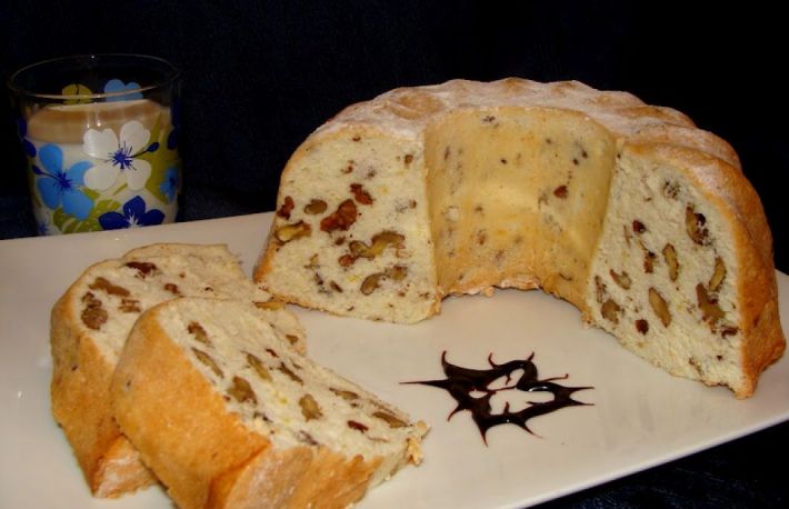 Paine de albus cu nuci si stafide