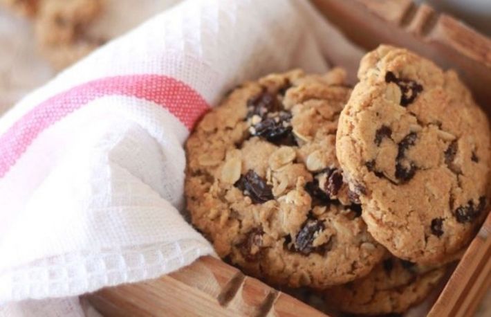 Afla cum se fac biscuiti cu stafide si rom