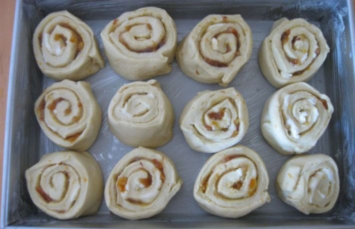  Rulouri din aluat de branza de vaca cu marmelada