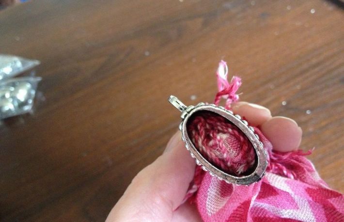 Cum poti transforma o esarfa intr-un colier?