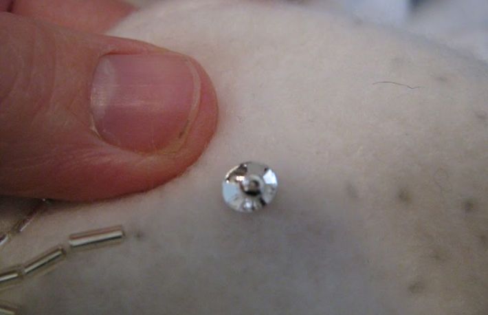 Afla cum se cos margelele pe o rochie