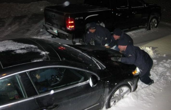 Ce trebuie sa faci daca ramai blocat cu masina in zapada