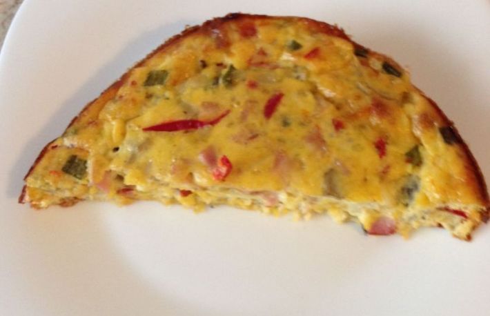 Omleta la cuptor cu bacon, ceapa verde, branza, ciuperci, ardei si cascaval