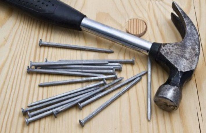 Cum sa bati cuiele fara a strica lemnul?