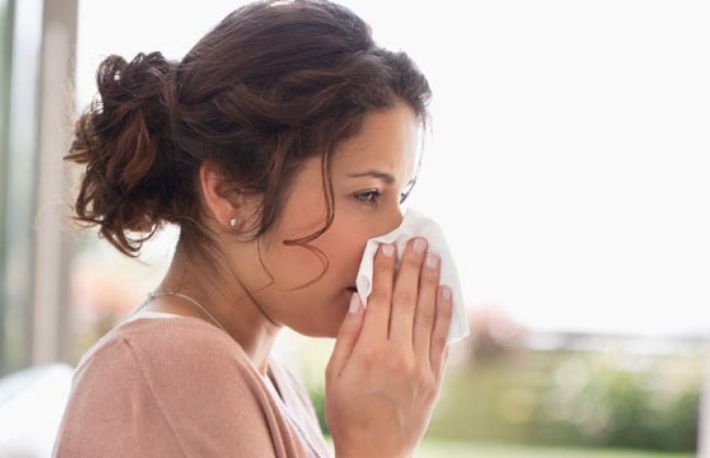 Cum se poate evita molipsirea celor din jur cu virusul unei raceli?