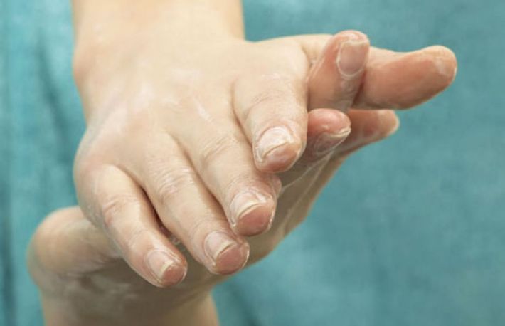 5 sfaturi pentru a scapa de mainile uscate