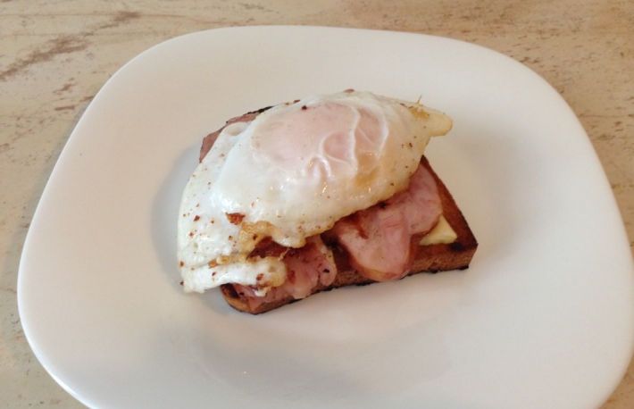 Mic dejun rapid si satios! Toast cu ou, bacon, paine si cascaval