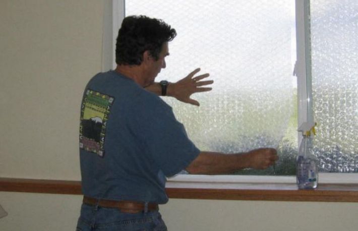 Vezi cum iti poti izola geamurile iarna folosind folia cu bule