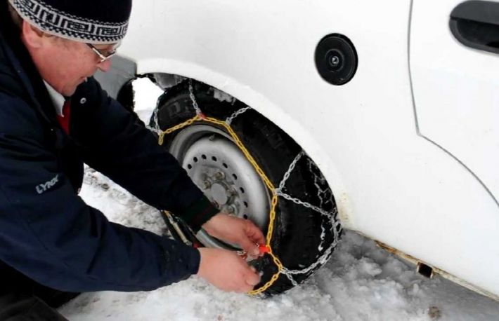 Cum se monteaza lanturile pe rotile unei masini?