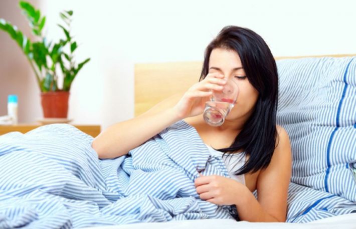 Beneficiile consumului de apa pe stomacul gol