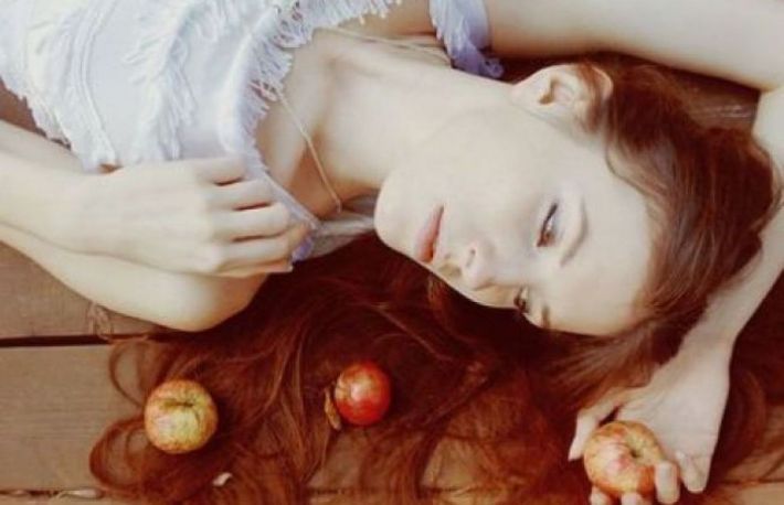 Beneficiile spalarii parului cu otet de mere