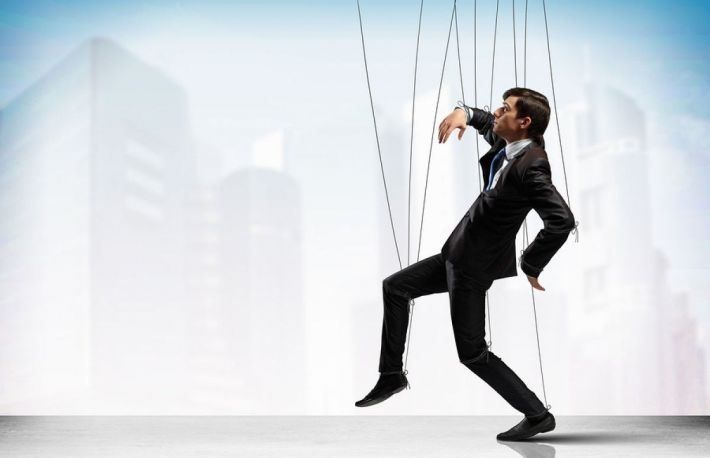 Cum pot fi manipulati oamenii