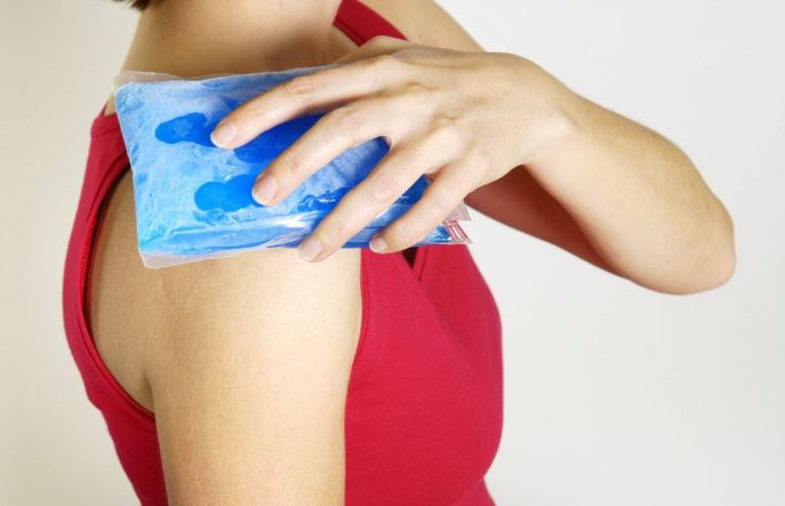 Cum se aplica gheata pe un umar ranit