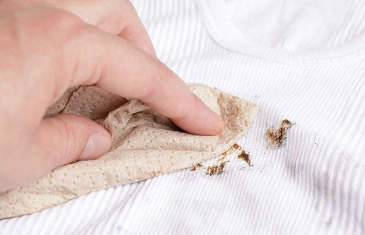 4 metode de a indeparta petele de ciocolata 