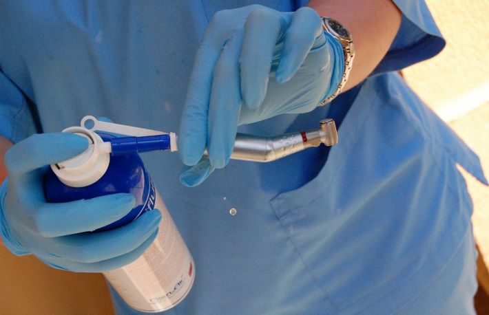 Cum se inlocuieste un piercing din limba