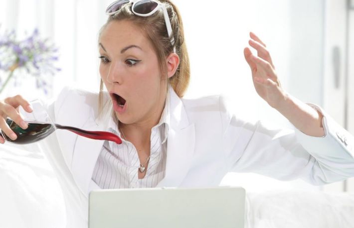 Cum se scot petele de vin rosu 