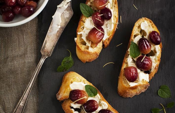 Cum sa faci CROSTINI cu BRANZA de CAPRA, STRUGURI si ROZMARIN
