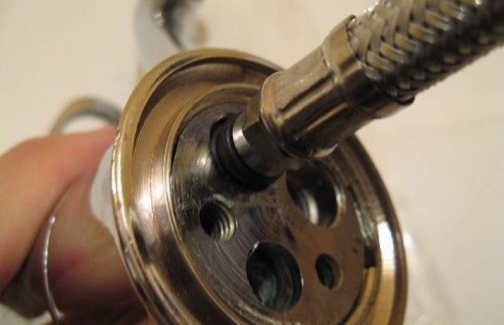 Cum se inlocuieste bateria de la chiuveta de la baie