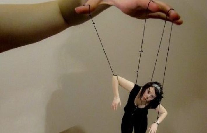 Cum sa te feresti de un MANIPULATOR EMOTIONAL