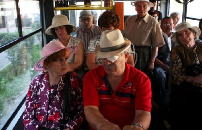 Oferi locul unui batran in autobuz? Iata de ce nu trebuie s-o mai faci
