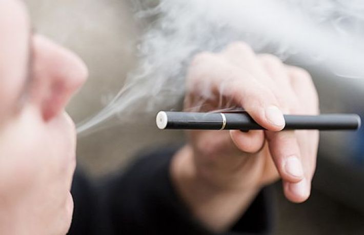Fumezi tigara electronica? Iata de ce ar trebui sa te opresti