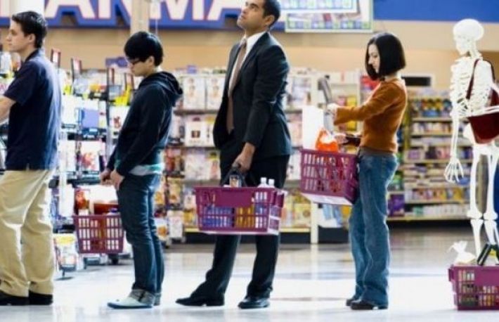 E aglomeratie in hipermarket? Te invatam cum sa alegi coada care merge mai repede