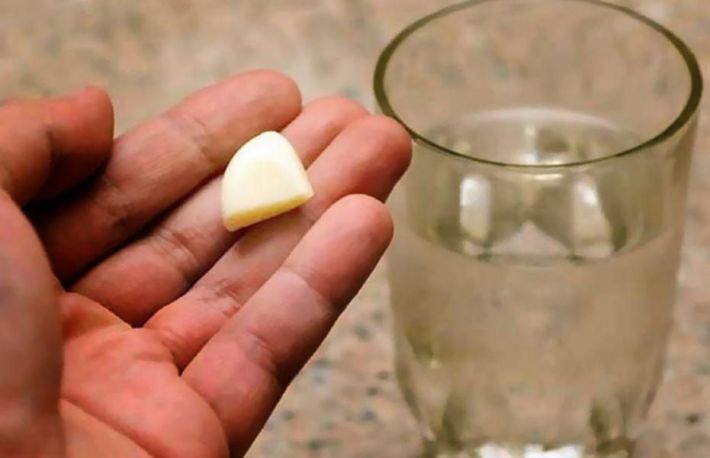 Cum sa scapi de daunatori. Foloseste apa de usturoi