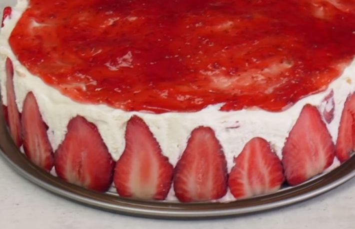 Cum sa faci prajitura cu iaurt si capsuni. Fara coacere!