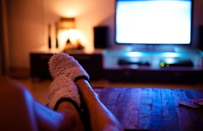 Ce se intampla cand te uiti excesiv la tv? Avantajele si dezavantajele binge-watching-ului