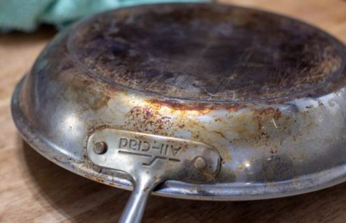 Cum sa cureti cratitele/tigaile vechi, imbacsite cu grasime