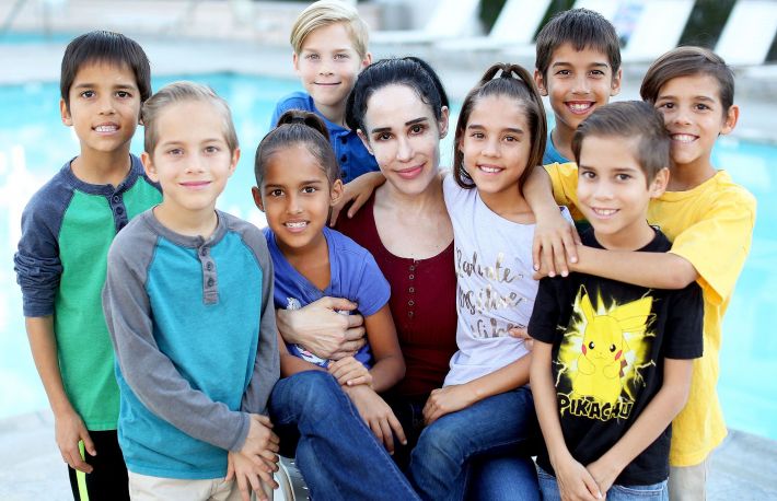 A nascut 8 copii odata! Are 14 in total! Povestea impresionanta a unei mame singure