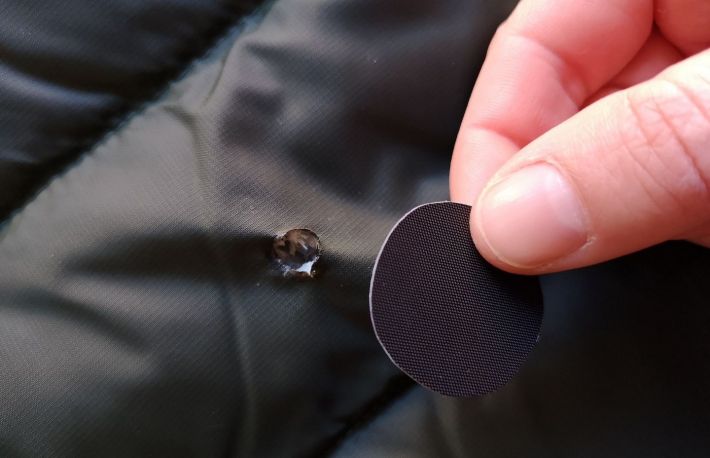 Geaca preferata s-a gaurit? Te invatam cum sa o faci sa para ca noua