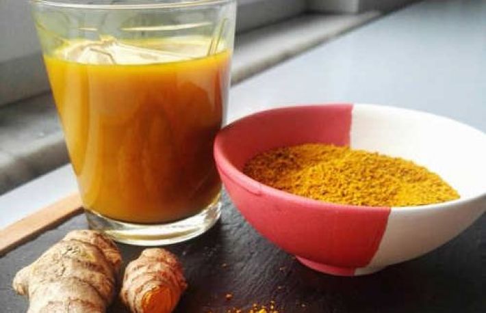 Bea un pahar de apa cu turmeric in fiecare dimineata! 