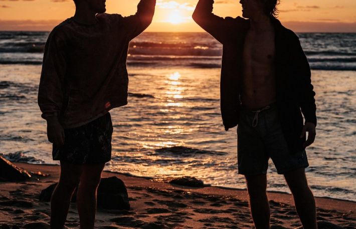 Putini si buni. De ce NU e sanatos sa ai prea multi prieteni?