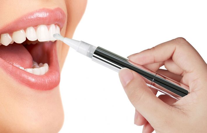 Cum sa folosesti un creion pentru albirea dintilor