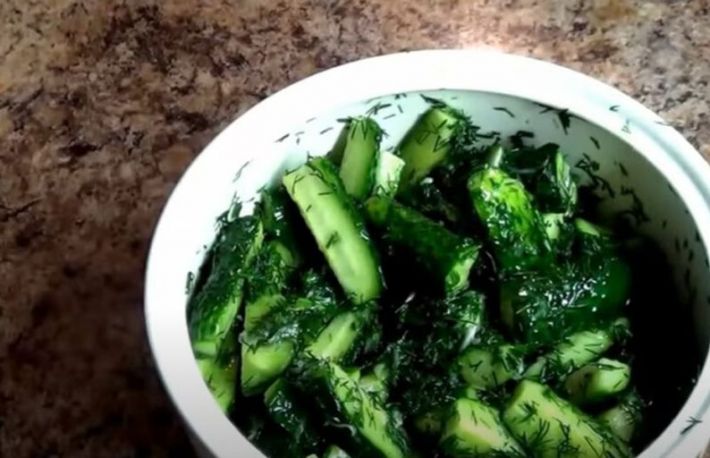 Cum sa faci salata de castraveti. E delicioasa!