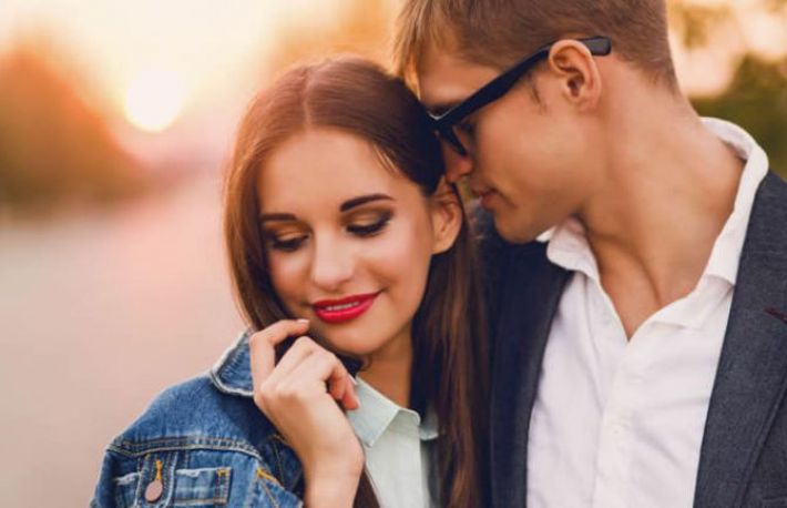 Semne ca o femeie este atrasa sexual de un barbat