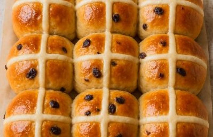 Retete internationale de Paste: Hot cross buns - chifle dulci cu stafide si mirodenii