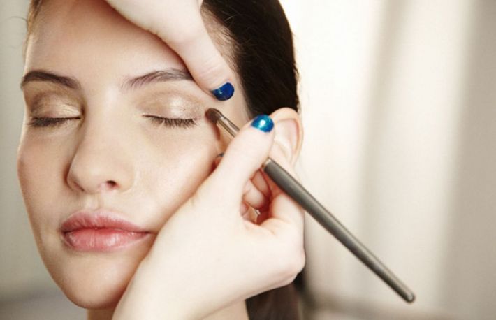 Cum sa alegi culorile care se potrivesc tenului inchis?