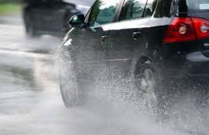 Cum puteti evita derapajul cand conduceti masina?