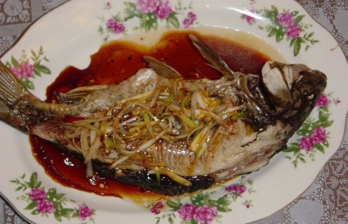 Mancare de crap cu sos