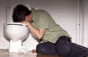 Vomiti dupa ce bei mult alcool? Iata de ce